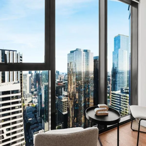 Melbourne CBD Apartment 57th Floor Views, Heated Pool, Gym, Sleeps 8, hotel i Melbourne