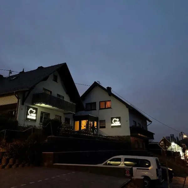 1927Apartments mit Blick auf die Nürburgring Nordschleife und fußläufig zum GP-Fahrerlage, hotel din Nürburg