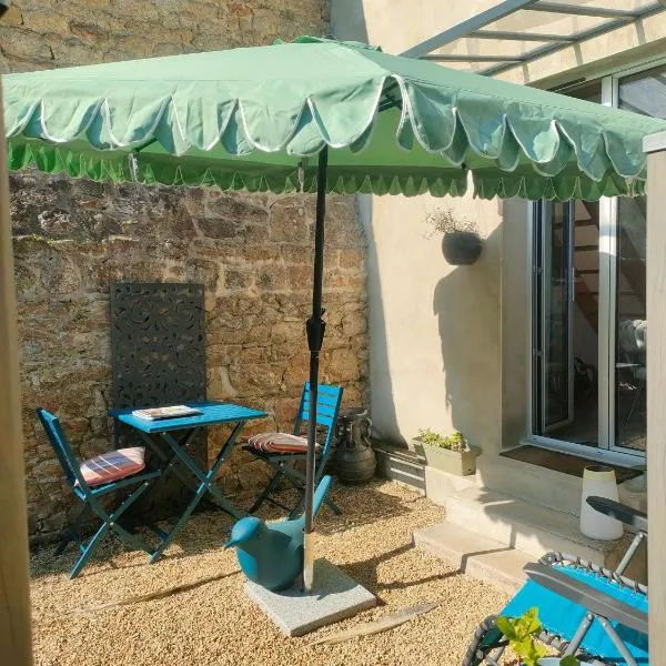 La Suite 27 bis, maison indépendante avec terrasse, proche gare et centre, hotell i Guingamp