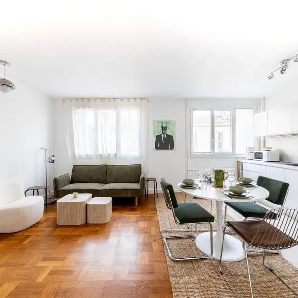 Charming 3room apartment - 6 people - Historic Center - Elevator, хотел в Авиньон