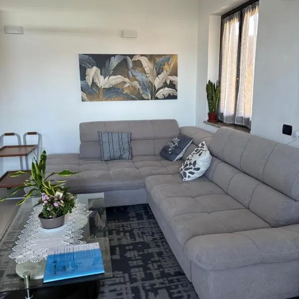 La casa di Gio' Lake Maggiore Near Leonardo, hotel din Dormelletto