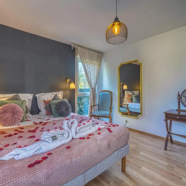 Chambre d'Amour Jacuzzi Bordeaux Parking, Hotel in Bruges