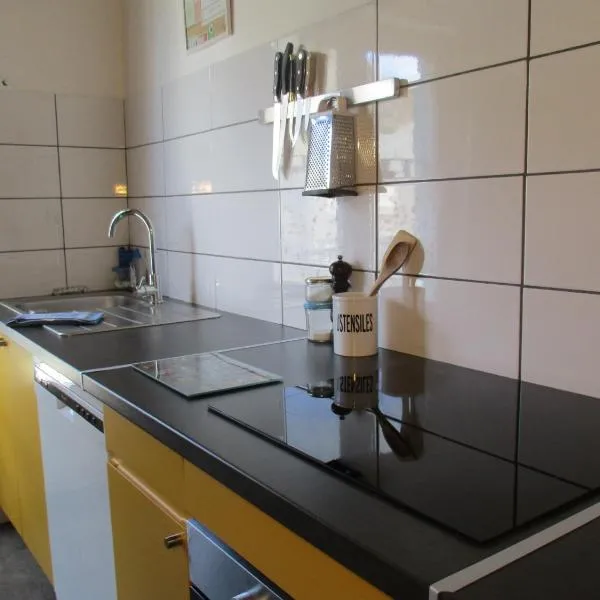 La Source - 85 m2 & terrasse privée, hotel v destinaci Orcival