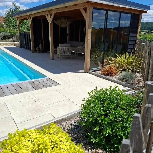 Chalet familial avec piscine chauffée, jeux et brasero- Morvan, hotel en Voudenay