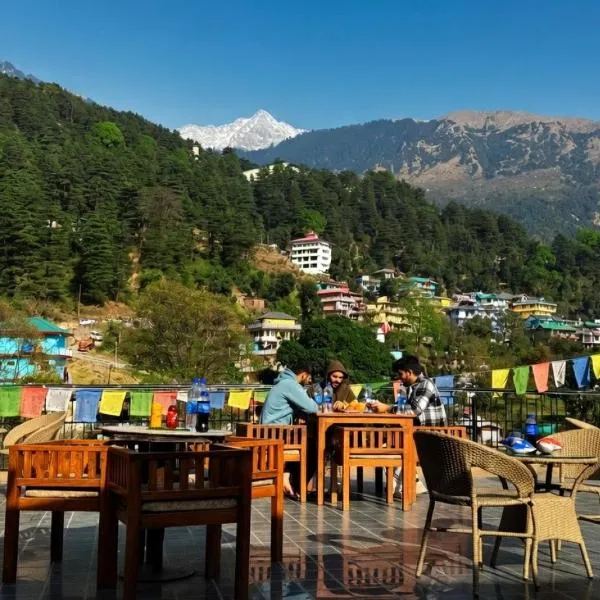 Hotel Renest Mcleodganj # Table tennis #Pool Table # opne rooftop cafe with dhauladhar view، فندق في دارامسالا