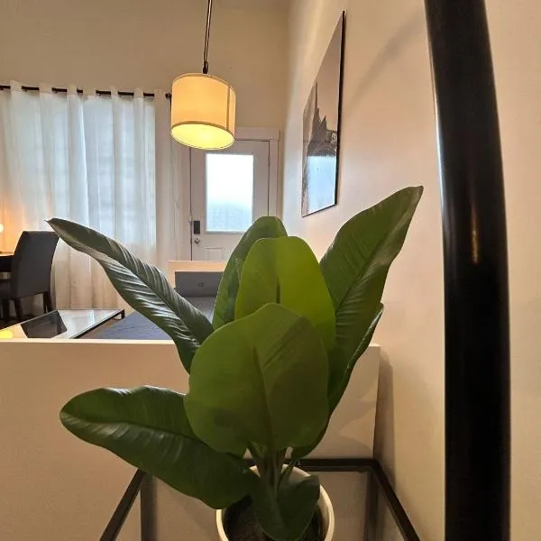 Spacious Family Suite with private Kitchenette and Laundry, hotel u gradu 'Halifax'