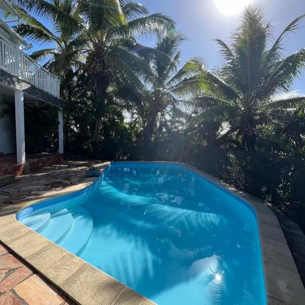 Joli T2, bas de villa avec piscine privée, hotelli kohteessa Le Gosier