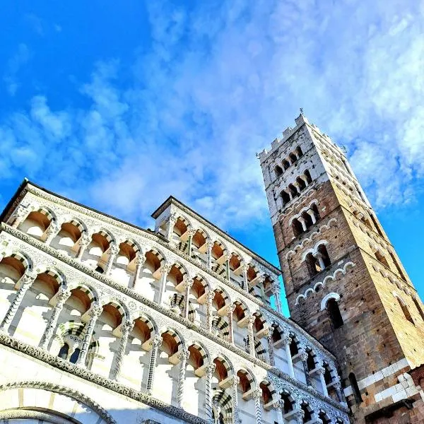 Nel cuore del centro storico di Lucca a ridosso della Cattedrale di San Martino appartamento con accesso autonomo e giardino esclusivo โรงแรมในลุคคา