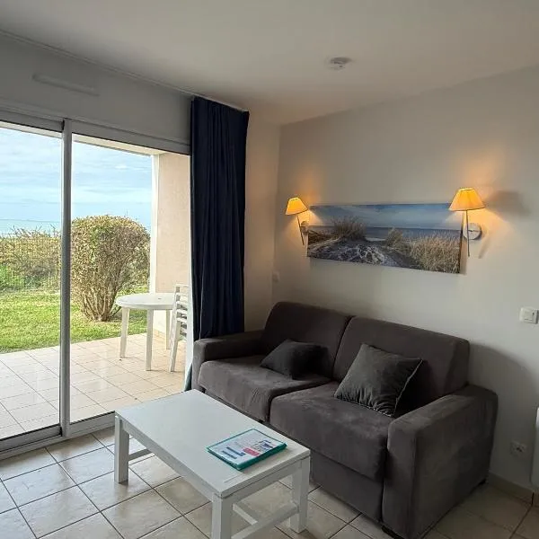 Charmant appartement T2 en rez de jardin terrasse face mer 4 personnes, Hotel in Les Sables-dʼOlonne
