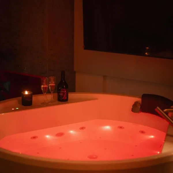 Scarlet Jacuzzi Suit by Sofija, hotell Varssavis