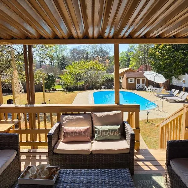 Luxury 3BR Getaway - 2 Master Suites - Pool & More - Great Location, viešbutis mieste Stoun Mauntinas