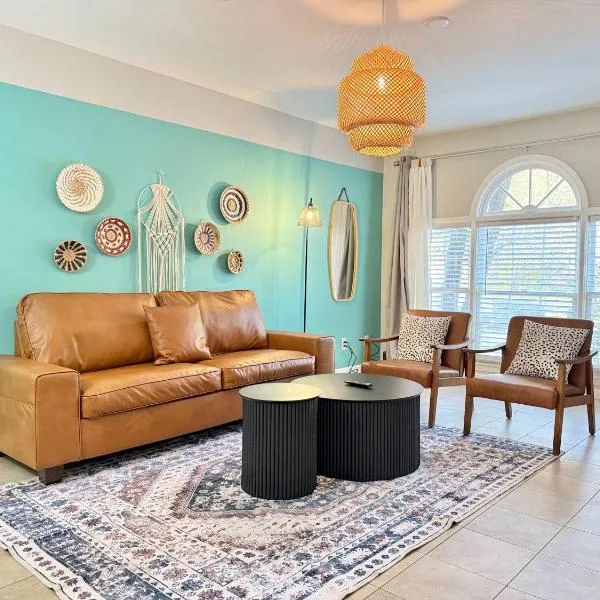 Charming Norcross Townhouse Quiet & Convenient Stay, hotel in Norcross