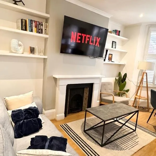 NEW! 2 bedroom Flat, Free Parking, PS5 and Netflix, ideal for professionals, relocators and families 1 minute to the centre and station, hotel u gradu Ričmond na Temzi