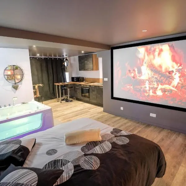Suite de luxe Balnéo et Cinéma Le Saona, hotel in Bourg-en-Bresse