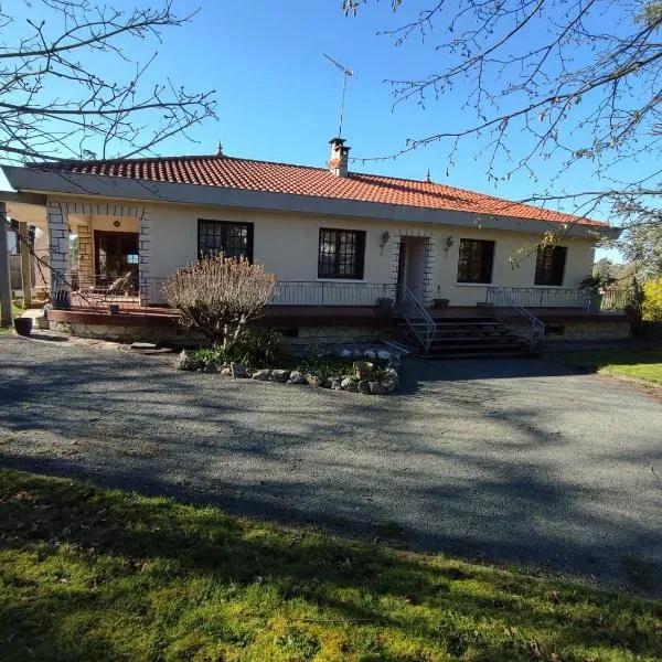 Maison 140m avec jardin arboré 1 700m, מלון בFoulayronnes