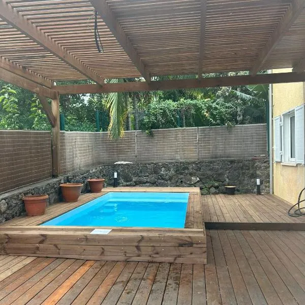 logement à St Paul avec piscine privée, hotell i Saint-Paul