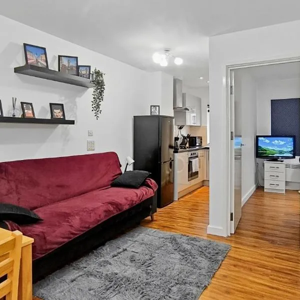 Modern 1BR Flat in Central Harrow Sleeps 4, hotell i Harrow