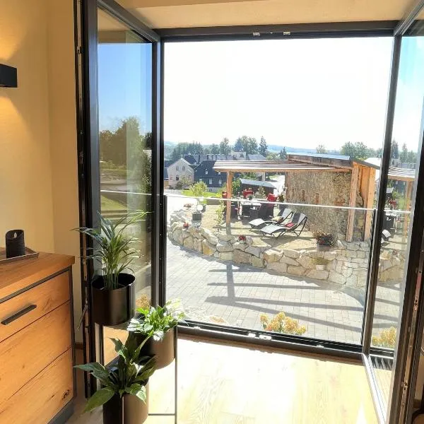 Ferienwohnung im Chaletstil Sonnenidyll 51 qm Wellness Fitness Sauna Bergrödelhof, Hotel in Feilitzsch