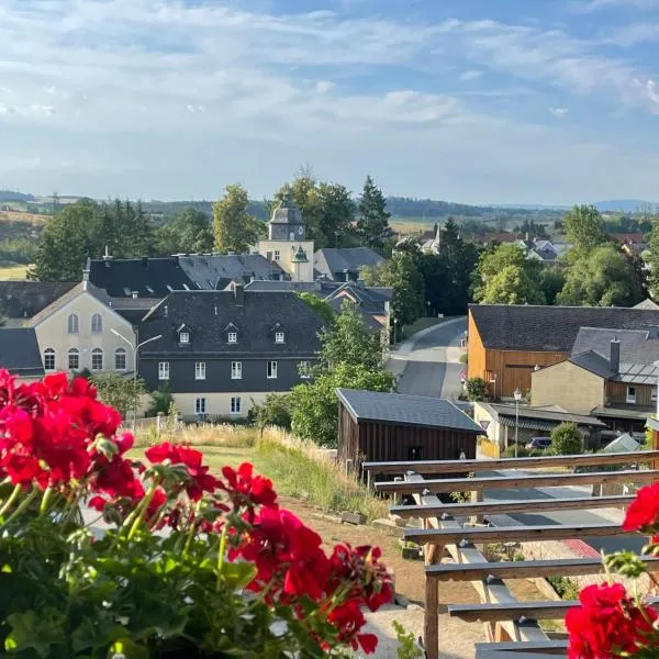 Ferienwohnung im Chaletstil Schlossblick 51 qm Wellness Fitness Sauna Bergrödelhof, khách sạn ở Feilitzsch