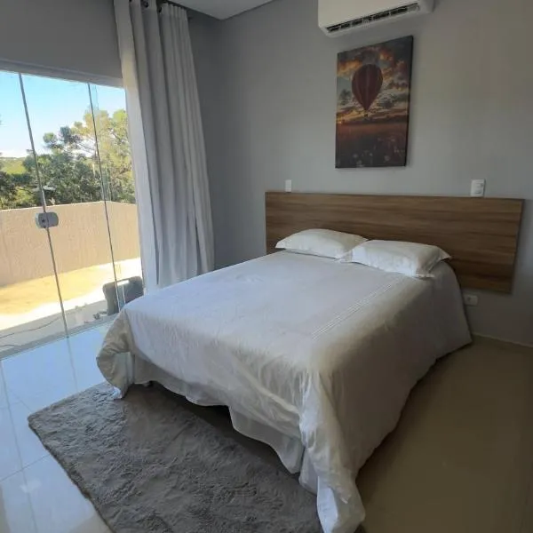Casa nova, completa, um refúgio na natureza a 30 min de Curitiba com Wifi e estacionamento, lago de pesca e muito mais, hotel i Quatro Barras