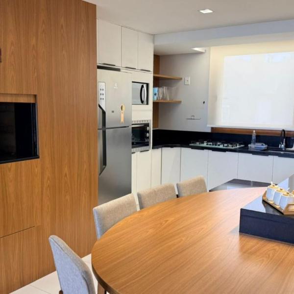 Luxuoso apartamento de 3 suítes frente rua torta - Foto 4