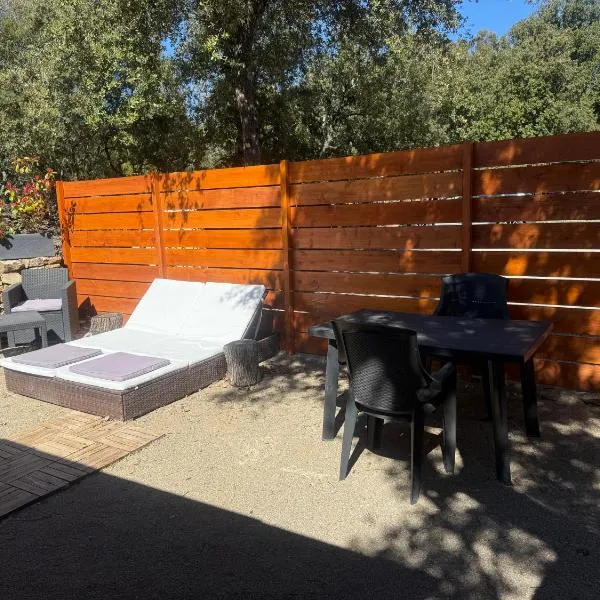 Le Cocon en pierre au coeur du Verdon et son spa en supplément gîte "Le Repos Des Chênes", Hotel in Régusse