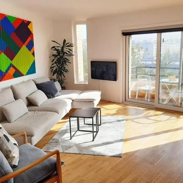 Bright & airy designed home, balcony, beach 1 min, hotell sihtkohas Matosinhos