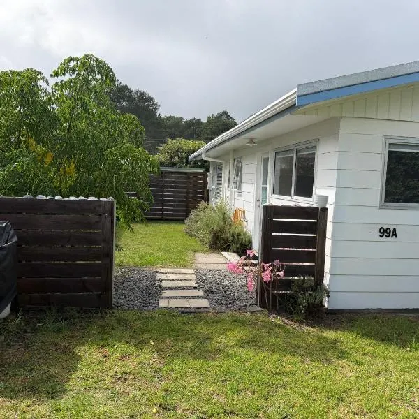 Coastal Retreat 1 min to Purangi Estuary, Cooks Beach, Hotel in Cooks Beach