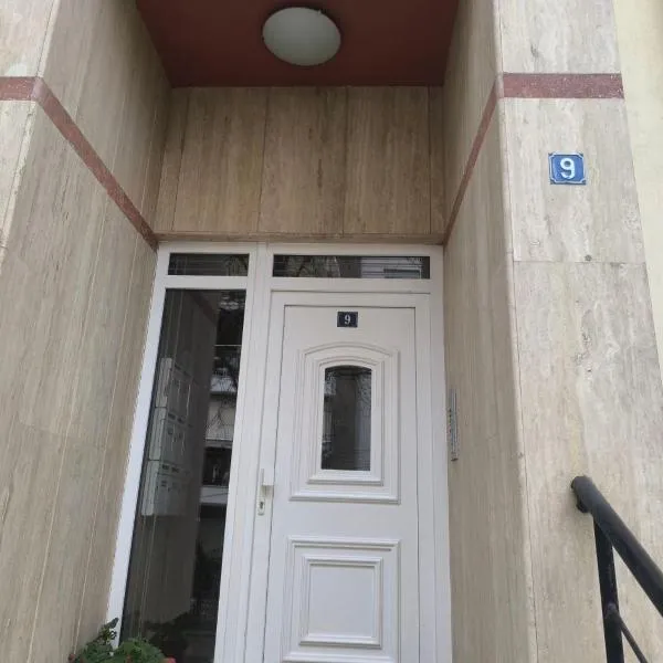 PEREA Luxury aprt with balcony and Free Save Parking with Remote Control, hotel din Peraia