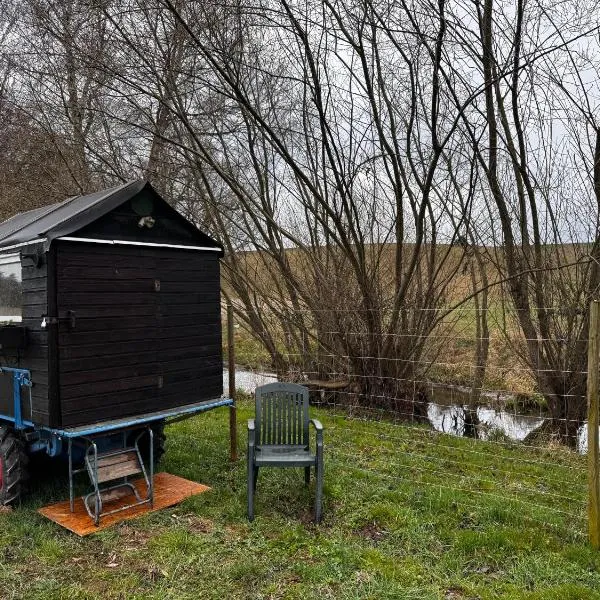 Kuschliger Schäferwagen auf Wiese autark, Hotel in Hausbreitenbach