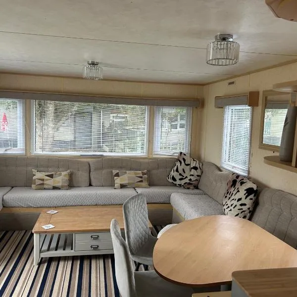 Happy Days Caravan Park - Lovely Spacious 3 Bed Caravan, hotel in Chapel Saint Leonards