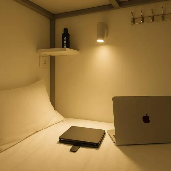 Metro POD Hotel at New Delhi Metro & Railway Station، فندق في نيودلهي