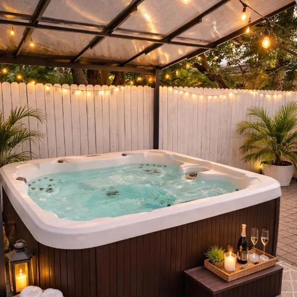 Jax Beach Hot Tub Retreat - Private Backyard - Fire Pit - Sleeps 8 - 5 Min to Beach, hotel in Jacksonville Beach