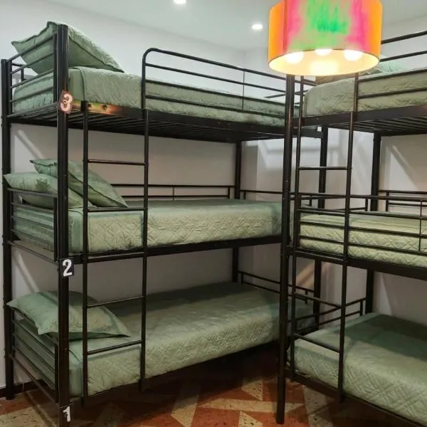 Hostel-Élisée-Perpignan – hotel w Perpignanie