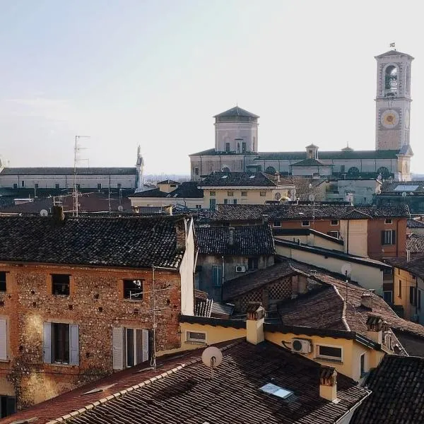 Spacious La Torre Apartment in Chiari near Station & Center Vista Duomo, Sleeps 5，基亞里的飯店