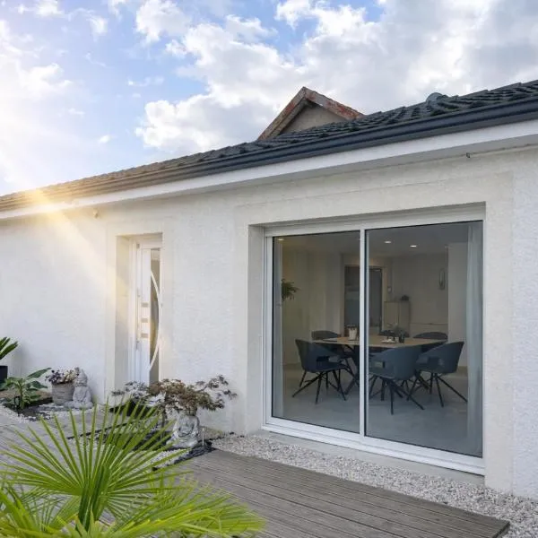 Maison avec piscine, hotel en Golbey
