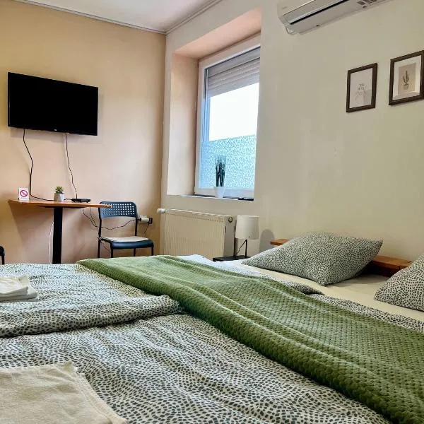 Rooms with private Bathroom & Free Parking ''Sobe Zoka,, – hotel w mieście Subotica