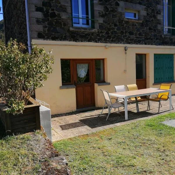 Gîte de la tortue - rez de jardin, מלון במורול