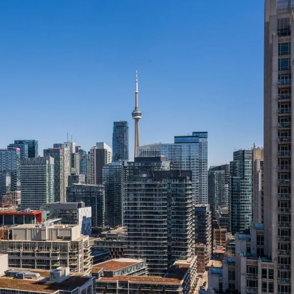 High-Rise Condo with CN Tower View - Balcony - Free Parking - Downtown Toronto, hotel em Toronto