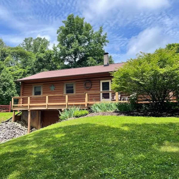 Relaxing Family Cabin with Pool &Hot Tub! Sleeps 5!, hotel din Nashville