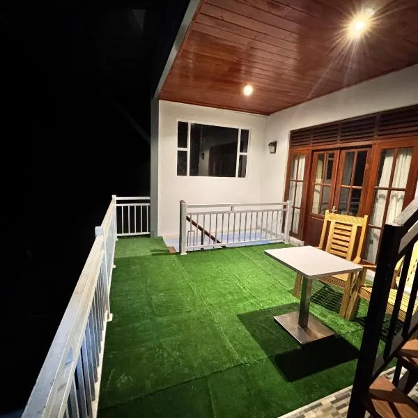 Misty Hills Lakeview Lounge، فندق في كاندي