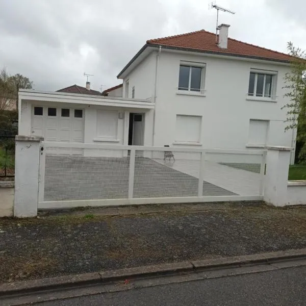 Comfortable studio dans une maison au calme, hotel in Bellerive-sur-Allier