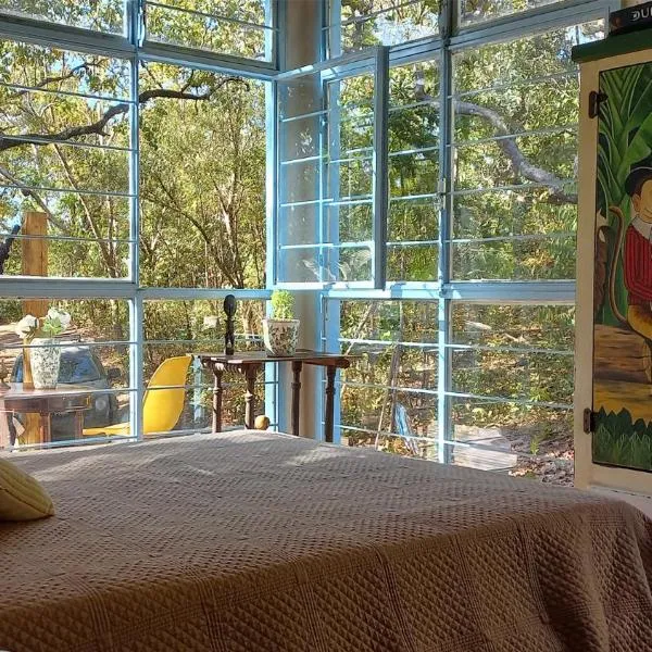 Sitio Cocoroca - casa com banheira, vista para a mata e acesso ao rio, отель в городе Сан-Жоржи