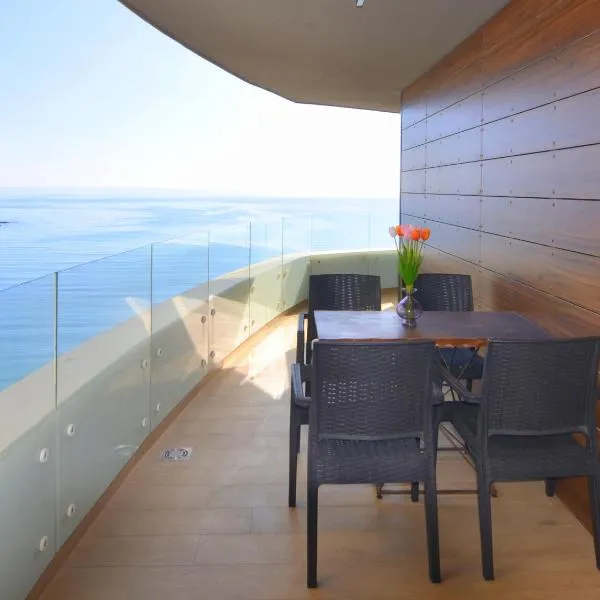 Azure Family Luxury Seaside Living Suites Rafailovici: Bečići şehrinde bir otel