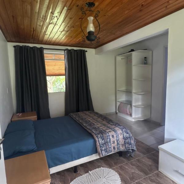 Casa de campo com muito espaço e poucos metros do centro da cidade - Foto 2