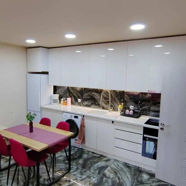 Stylish Rose Garden Apartment with Balcony & Parking、アセノヴグラトのホテル