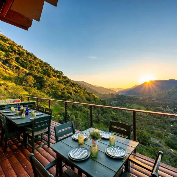 4 Kings Log Cabin 150 Acres Spectacular Views, hotel em Three Rivers