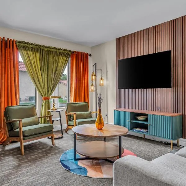Mid-Century stay with Pool ,Golf Retreat and cool Comfort, viešbutis mieste Indijus