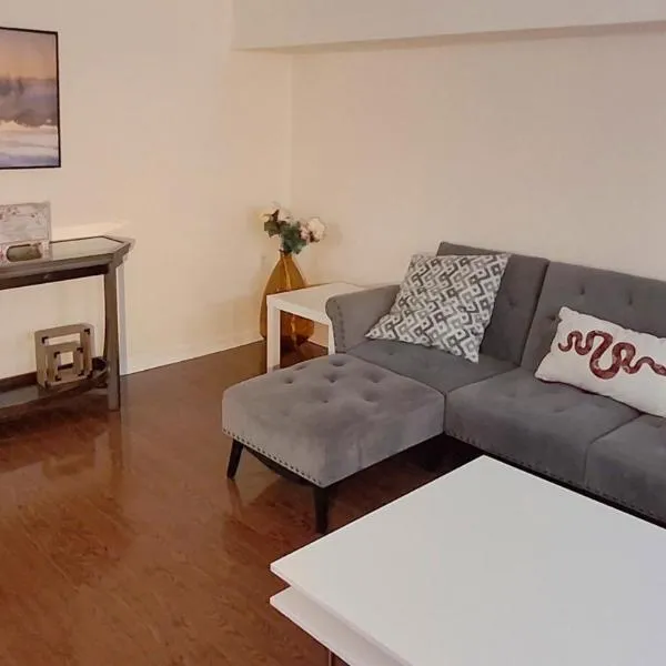 Private 2BR Suite -- Own Entrance -- Free Parking，奧羅拉的飯店