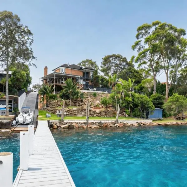 Stunning Absolute Waterfront With Private Jetty, hotel sa Fishing Point